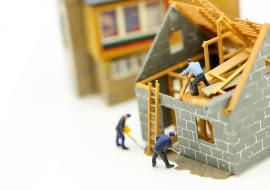 Niezależnie od pory roku, budowa domu to przedsięwzięcie, które musi zostać starannie przemyślane. Natomiast z pomocą doświadczonych fachowców i kierownika budowy, niezależnie od pory roku, może przebiegać szybko i sprawnie