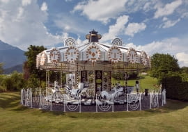 Jaime Hayon zaprojektował karuzelę dla Swarovski Kristallwelten