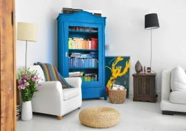 <B>W tym mieszkaniu nie znajdziemy nowoczesnych i drogich mebli, są za to stare, odnowione sprzęty. To one sprawiają, że mieszkanie na starej Ochocie, przy niewielkim koszcie nabrało wyjątkowego charakteru.</B> <p> </p> <BR />Monika sama niczego nie wyrzuca, nie przechodzi również obojętnie obok rzeczy, których pozbywają się inni. Wie, że przy odrobinie troski staną się piękną ozdobą wnętrza. Ma rację. Dowodzi tego jej mieszkanie. <BR />- Od czasów studenckich marzyłam o życiu na starej Ochocie w Warszawie. Mieszkanie kupiłam od 90-letniej kobiety, która na omawianie szczegółów transakcji umówiła się ze mną na godz. 23 (wcześniej nie mogła, bo wieczory zwykła spędzać w teatrze) - wspomina właścicielka, Monika Olesińska. - Urządzanie mieszkania zaczęłam od pomalowania na biało ścian i starego drewnianego parkietu. Na tym tle znakomicie prezentuje się zbieranina różnych pozornie nieprzystających do siebie rzeczy. Ich wyszukiwanie to moja pasja - mówi właścicielka. <BR />W pokoju dziennym panuje tak lubiany przez Monikę eklektyzm. Są tu meble pamiątkowe, np. pomalowana na niebiesko XIX-wieczna biblioteczka po prababci, kupione za grosze orientalne szafki z ciemnego drewna i trochę współczesnych sprzętów. Różny rodowód i barwy mają też dodatki. Nie wyglądają jednak na przypadkową zbieraninę. Przeciwnie - umiejętnie zestawione i wyeksponowane na białym tle tworzą spójną całość. - W takim eklektycznym wnętrzu znajdzie się miejsce na każdy, nawet najbardziej odlotowy detal, więc kto wie co jeszcze się w nim znajdzie... - mówi Monika.