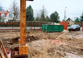 BUDOWA DOMU MAGDY I MARCINA , KONTENER NA SMIECI FOT. MAGDA GEDZIOROWSKA PUBLIKACJA LADNY DOM NR 3 (53) - 3.2003