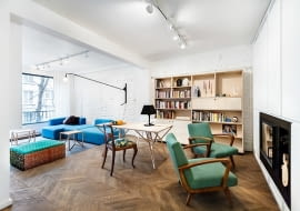 Wbrew pozorom to wnętrze wcale nie jest nudne. Wyrazu nadają mu kolorowe meble, które, mimo że różnią się od siebie stylem, to idealnie razem wyglądają.