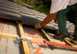 Układanie dachówek ceramicznych