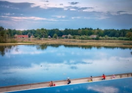 „Cycling throug Water - ścieżka rowerowa w Belgii biegnąca przez środek jeziora. Proj. BuroLandschap