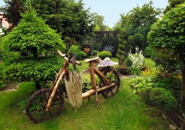 DREWNIANY ROWER to najbardziej oryginalny element dekoracyjny w moim ogrodzie.