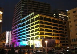Iluminacja betonowego szkieletu w dniu wznowienia budowy; 10 grudnia 2010 roku.