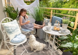 Balkon można urządzić w dowolnym stylu. Ważne, by był on jednak przytulny i pozwalał na błogi odpoczynek w ładnym otoczeniu