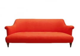 GODDARD Tradycyjna forma w nowoczesnej tapicerce. Ta trzyosobowa kanapa ma solidne sprężynowe siedzisko i oparcie oraz wygodne, wysokie podłokietniki. Nóżki z drewna orzechowego. Dostępna w różnych kolorach. Wzór. Pinch