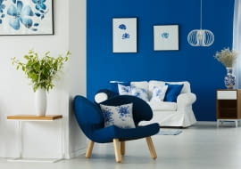 Jak wygląda błękit paryski we wnętrzach? Do czego pasuje?