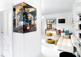 Na narożniku szafy nietypowo zamontowana reprodukcja obrazu 'Pin Ball' Charlesa Bella. Biała sofa marki Iker, lampa Successful Living marki Diesel Home Collection. Obicia poduch szyte ręcznie przez właścicielkę.