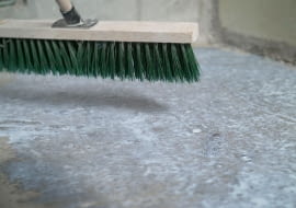 Czyszczenie podłoża przed wykonaniem wylewki