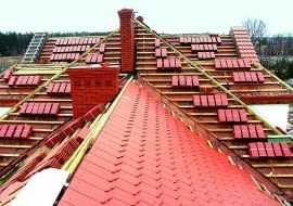 To, ile wydamy na dach zależy w dużej mierze od stopnia skomplikowania jego kształtu