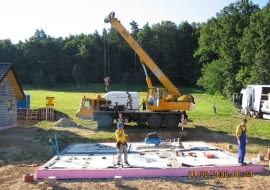 Budowa domu z prefabrykatów. Etap pierwszy - przygotowanie fundamentów. Już na tym etapie trzeba znać rozplanowanie urządzeń w łazienkach i kuchni domu, aby w podłodze na gruncie wyprowadzić instalacje w odpowiednie miejsca