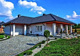 14.07.2010 TUSZYNEK MAJORACKI UL. KASZTELANSKA , DOM JEDNORODZINNY ZAPROJEKTOWANY PRZEZ ARCHITEKTA JERZEGO SAJDAKA . FOT. RADOSLAW JOZWIAK / AGENCJA GAZETA