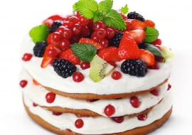 Torcik owocowo-śmietanowy ozdobiony listkami mięty.