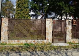 Ogrodzenie ażurowe - nie zapewnia intymności właścicielom, ale nie daje też osłony złodziejowi, ktory przedostanie się na teren posesji.