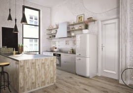 Drzwi w białym kolorze harmonijnie komponują się z rustykalną podłogą