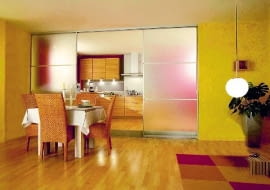 WNETRZE - DRZWI PRZESUWANE Z NIEPRZEJRZYSTEGO SZKLA FOT. RAUMPLUS DO JEDNORAZOWEJ PUBLIKACJI PUBLIKACJA LADNY DOM NR 6 (56) - 6.2003