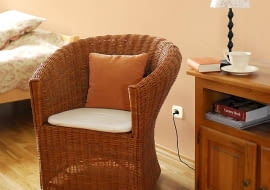 Dobrze umocowane gniazdko to nie tylko sprawa estetyki, lecz także gwarancja bezpieczeństwa domowników. Gdy wypada ze ściany, oznacza to zwykle, że trzymające je w puszce "żabki" działają zbyt słabo. Pokazujemy, co zrobić, by mocowanie znów było skuteczne.