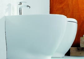 Bidet i sedes stojący ze spłuczką podtynkową