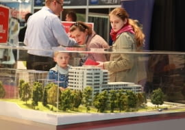 13.10.2012 SZCZECIN , ZACHODNIOPOMORSKIE TARGI NIERUCHOMOSCI I INWESTYCJI W HALI MTS . NZ. SGI NAUTICA .FOT. CEZARY ASZKIELOWICZ / AGENCJA GAZETA