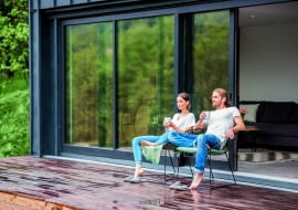 Żyjemy coraz szybciej, ciągle jesteśmy spóźnieni. Statystycznie coraz mniej czasu przeznaczamy na wypoczynek i relaks. Piękny taras będący integralną częścią domu z pewnością pozwoli nam na chwilę wytchnienia  i zatrzymania.