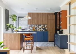 Inspiracją do projektu wnętrz były kopenhaskie mieszkania zwykle urozmaicone mocnym akcentem kolorystycznym.