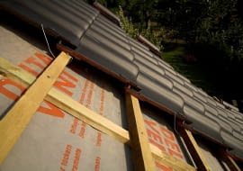 Na trwałość pokrycia wpływa m.in. prawidłowa wentylacja, ochrona przed wilgocią i klamrowanie