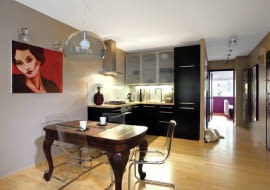 Odporny na uszkodzenia bambusowy parkiet został położony i w pokoju, i w kuchni. Wybrano go m.in. ze względu na ostre pazury czworonożnych domowników (psa i kota).