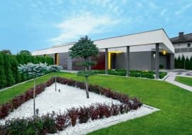 Może się wydawać, że ogród w takim minimalistycznym wydaniu nie wymaga naszej uwagi. Nic bardziej mylnego! Utrzymanie go w takiej formie też wymaga pracy