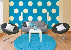 Najmodniejsze są teraz tapety o dużych, wyrazistych deseniach, które od razu rzucają się w oczy. Stwarzają one ciekawe możliwości dekorowania wnętrz, ale też wymagają starannego dobierania innych elementów wystroju.<br/> Dots Blue, samoprzylepna, laminowana, 100 zł/m kw., artofwall.com.pl