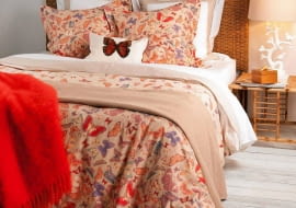 <B>Narzuty i dekoracyjne poduszki dodają sypialni ciepła, nierzadko kreują jej styl oraz budują klimat zachęcający do wypoczynku. Wybierając je, pamiętajmy, aby współgrały ze sobą pod względem wzorów i kolorów</B>. <BR />Narzuta, bawełna, 230 x 250 cm - 399 zł, poszewka, bawełna, 60 x 60 cm - 69,90 zł/2 szt., Zara Home.