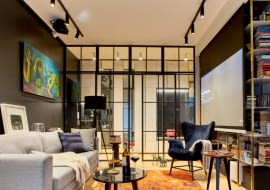 W KĄCIKU WYPOCZYNKOWYM można rozmawiać, patrzeć na obrazy oraz oglądać filmy na wygodnym aksamitnym w dotyku fotelu z Kare Design i sofie z Com40.