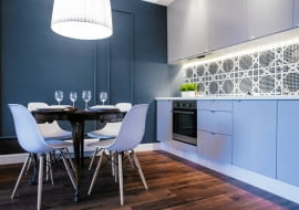 <B>To mieszkanie aranżowano dla dwóch Leszków - dziadka i wnuka. Pogodzenie konserwatywnego gustu starszego pana z awangardowymi upodobaniami młodego mężczyzny było dla projektantki nie lada wyzwaniem. A jednak się udało. We wnętrzach, w których nowoczesne elementy wystroju połączono z klasycznymi, obaj czują się znakomicie.</B> <BR />W aneksie kuchenno-jadalnym zestawiono elementy o różnym rodowodzie, co czyni wnętrze bardziej uniwersalnym. Z kunsztownymi zdobieniami stołu w stylu Ludwika Filipa kontrastują nowoczesne krzesła (proj. Charlesa i Ray Eamesów), a z prostotą kuchennej zabudowy - koronkowa marmurowa mozaika (firma Dunin).