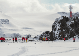 Latarnia morska w kompleksie Polskiej Stacji Antarktycznej im. Henryka Arctowskiego. Proj. Kuryłowicz & Associates