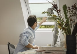 Dzięki osłonom dostosowanym do okien dachowych możesz kontrolować ilość światła dziennego wpadającego do domu; ograniczenie nasłonecznienia pozwoli Ci na spokojną pracę, Velux