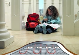 Zaletą maty grzejnej jest m.in. to, że można ja ułożyć nie tylko w nowym, ale i remontowanym domu, nawet na starych płytkach ceramicznych, jeśli mocno trzymają się podłoża