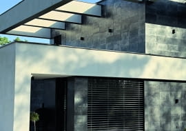 W bardzo bliskim sąsiedztwie lasu powstał dom jednorodzinny, który jest żywym dowodem na to, jak budynki z katalogu potrafią nawiązywać niepowtarzalną relację z mieszkańcami i z otoczeniem.