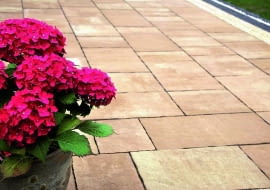 Imola/LIBET Kostki o melanżowych barwach wymiary: 21,9; 32,9; 43,9; 54,9/32,9 cm, gr. 6 cm kolory: karbonowy, muszelkowy, tytanowy, pastello, kasztanowy. Cena: 66,42 zł/m2, www.libet.pl