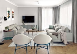 Stonowana paleta barw wnętrza dodaje mu lekkości. A jego użytkowników wycisza i uspokaja. Projekt Pracownia Loft, Magdalena Adamus, wyposażenie: sofa Classic, fotele Oyster, proj. Krystian Kowalski, Comforty, comforty.pl