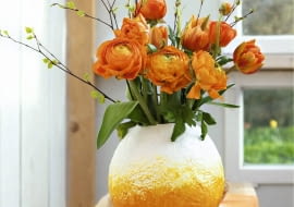 Vase aus Seidenpapier-Papiermache mit Farbverlauf orange bemalt - mit Stepps SLOWA KLUCZOWE: FrŁhling Ostern Dekoration Papier Pappmache Pappmaschee weiR Seidenpapier Luftballons basteln selber machen DIY kreativ Idee Kreatividee Helga Noack Step Steps Stepp Stepps Vase Vasen Eiform bemalt orange Farbverlauf ombre Tulpen Ranunkeln Hochformat