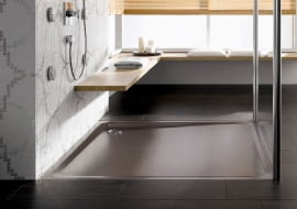 Aby uzyskać jednolity wygląd podłogi, można zamówić brodzik w kolorze zbliżonym do gresu lub terakoty