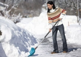 W razie ewentualnego wypadku przechodnia (np. złamania ręki lub nogi) na oblodzonym chodniku, to właściciel nieruchomości będzie pociągnięty do odpowiedzialności odszkodowawczej.