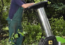 W rozdrobniarce można pociąć zarówno suche, jak i świeżo ścięte gałęzie.