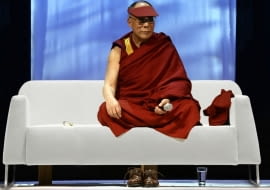 Unikalny egzemplarz sofy lemming, który posłużył samemu Dalajlamie podczas jego wizyty w Polsce w 2008 r.