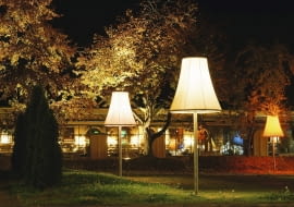 Takie ogrodowe oprawy stylizowane na tradycyjne lampy podłogowe sprawią, że poczujemy się w ogrodzie jak w domowym zaciszu.