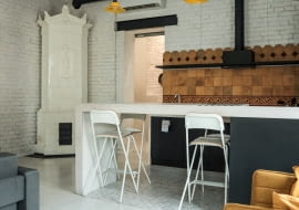 Mieszkanie z piecem kaflowym w starej kamienicy