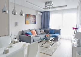 Pokój dzienny połączony z kuchnią to serce domu. Na narożnej kanapie (z firmy Rafek) zmieszczą się nie tylko domownicy, ale i goście. We wnętrzu Julita połączyła nowoczesność z elementami glamour. Meble i dodatki o błyszczących powierzchniach odbijają światło, dodatkowo rozjaśniając pomieszczenie dobrze oświetlone lampami (marki Azzardo).