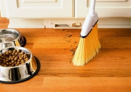 Po naciśnięciu nogą przycisku na szufelce podmiecione śmieci zostaną automatycznie wciągnięte do systemu centralnego odkurzania.