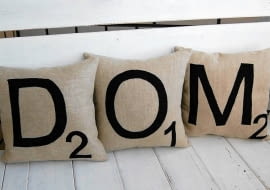 <B>Zamiast stosu nijakich poduszek połóżmy na kanapie jedną czy dwie, ale takie, które będą przyciągającym uwagę elementem wystroju wnętrza.</B> <BR />49 zł/szt., dawanda.pl