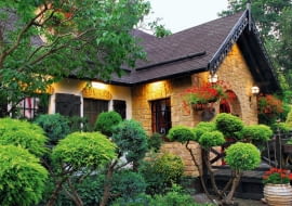 OGROD , DOM , OSWIETLENIEFOT. LILIANNA SOKOLOWSKAPUBLIKACJA OGRODY NUMER SPECJALNY 1/2011 - 50 SPOSOBOW NA PIEKNY OGROD - 5 2011PUBLIKACJA KWIETNIK NR 12 (204) - 12 2011